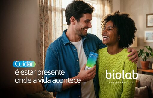 Cena de duas pessoas em ambiente doméstico segurando um produto da Biolab ao lado da mensagem “Cuidar é estar presente onde a vida acontece”.